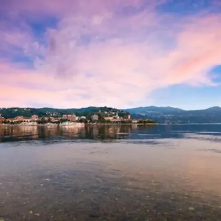 아파트 Firefly Bay Flat - Cozy A Few Steps From Maggiore 아로나